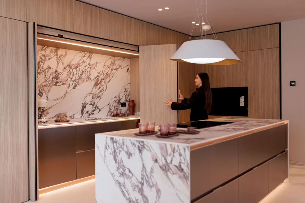 Kuzhinë me sfond mermeri dhe llambë pendant, Showroom Tiranë
