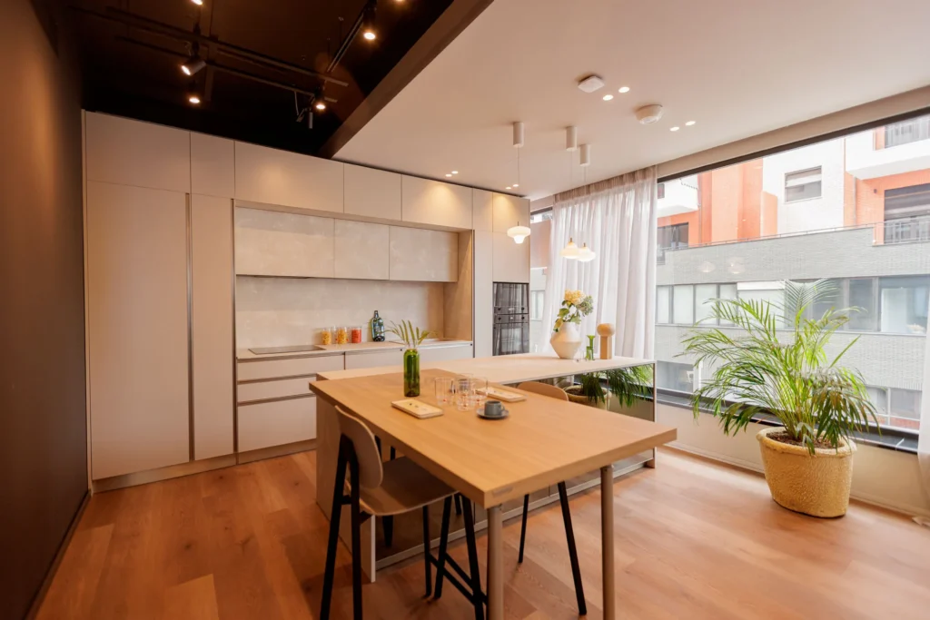 Tavolinë ngrënieje me dritë natyrale dhe bimë, Showroom Tiranë