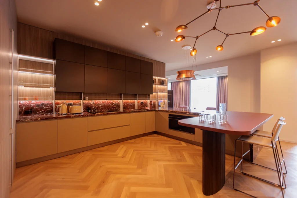 Tavolinë ngrënieje me llambadar sputnik, Showroom Tiranë