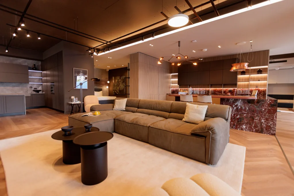 Dhomë ndenje me divan dhe tavolina kafeje, Showroom Tiranë